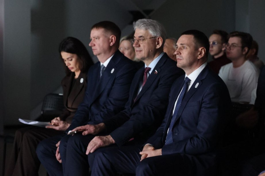 Дмитрий Демешин открыл выставку «Трудовые династии Хабаровского края» на ВДНХ Дмитрий Демешин открыл выставку «Трудовые династии Хабаровского края» на ВДНХ