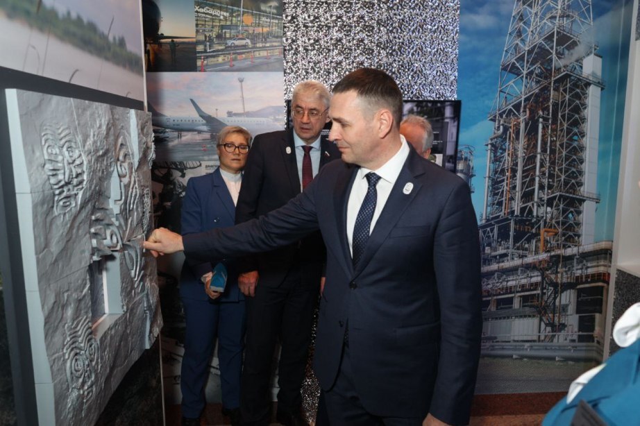 Дмитрий Демешин открыл выставку «Трудовые династии Хабаровского края» на ВДНХ Дмитрий Демешин открыл выставку «Трудовые династии Хабаровского края» на ВДНХ