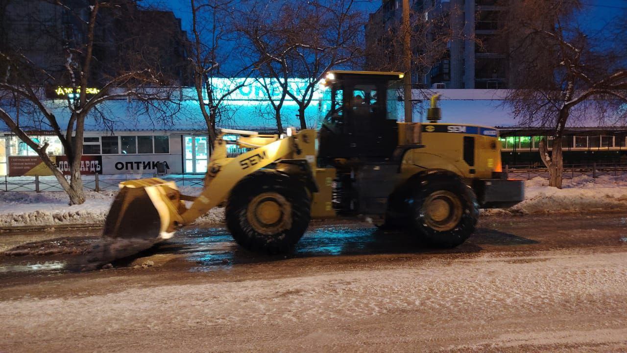 Коммунальную аварию на улице Сидоренко в Комсомольске устраняли всю ночь