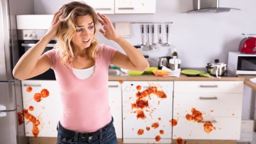 Промокните жир на обоях этим средством: растворит без следа и не повредит поверхность