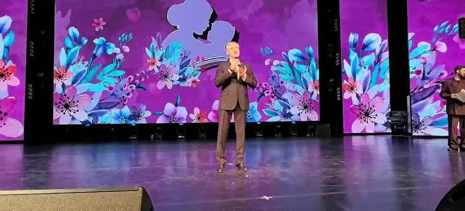 В Городском дворце культуры начался настоящий праздник – концерт, посвященный самому нежному и светлому празднику – Дню матери!