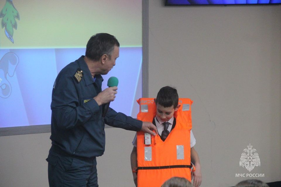 Урок «Безопасность на льду» с инспектором ГИМС МЧС России прошел в Краевом центре образования