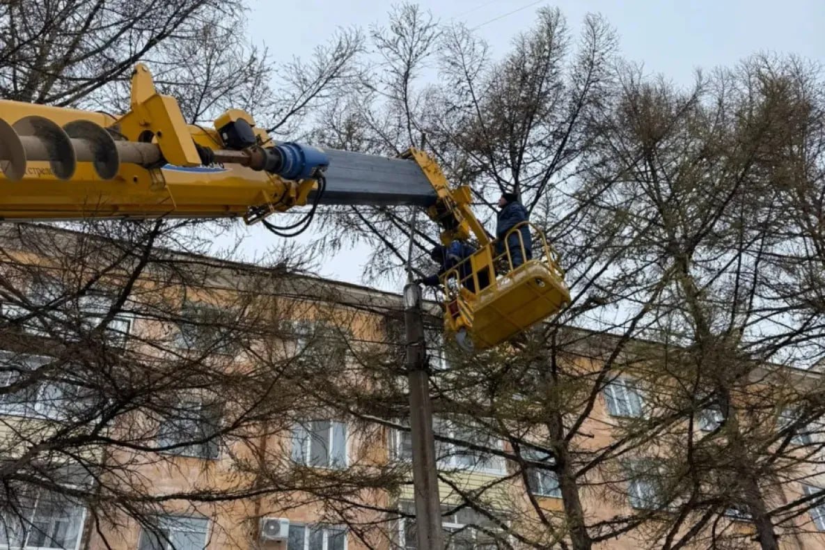 Новые светильники устанавливают на проспекте Мира в Комсомольске-на-Амуре