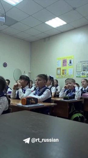 «В жизни так бывает» хором, мультики «нулевых» по заставке, телефоны-кирпичи