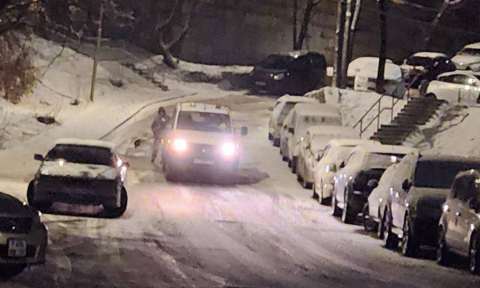 Более 100 единиц спецтехники чистят улицы Владивостока от снега и льда Более 100 единиц спецтехники чистят улицы Владивостока от снега и льда