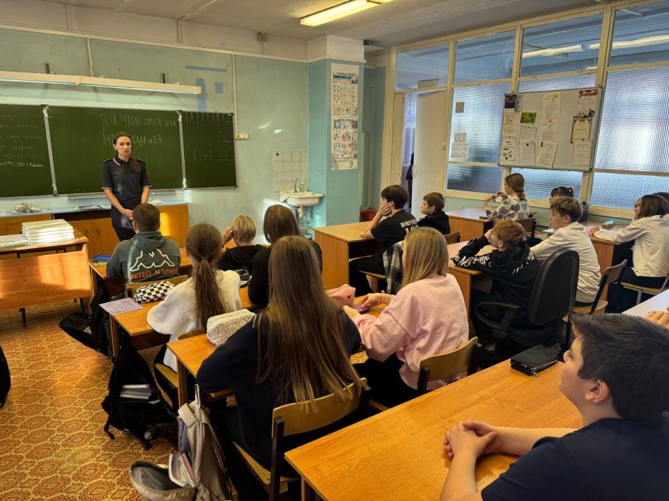 Сотрудник Госавтоинспекции города Хабаровска провела профилактические беседы по ПДД в МАОУ СШ 27