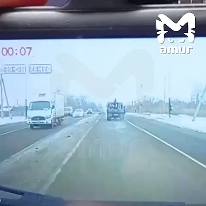 Грузовик перекрыл дорогу скорой помощи, которая спешила к тяжело больному пациенту, в Хабаровске