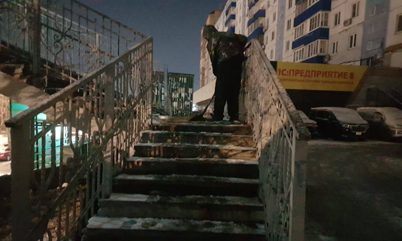 Более 100 единиц спецтехники чистят улицы Владивостока от снега и льда Более 100 единиц спецтехники чистят улицы Владивостока от снега и льда