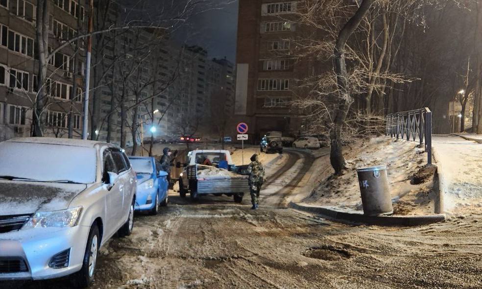 Более 100 единиц спецтехники чистят улицы Владивостока от снега и льда Более 100 единиц спецтехники чистят улицы Владивостока от снега и льда