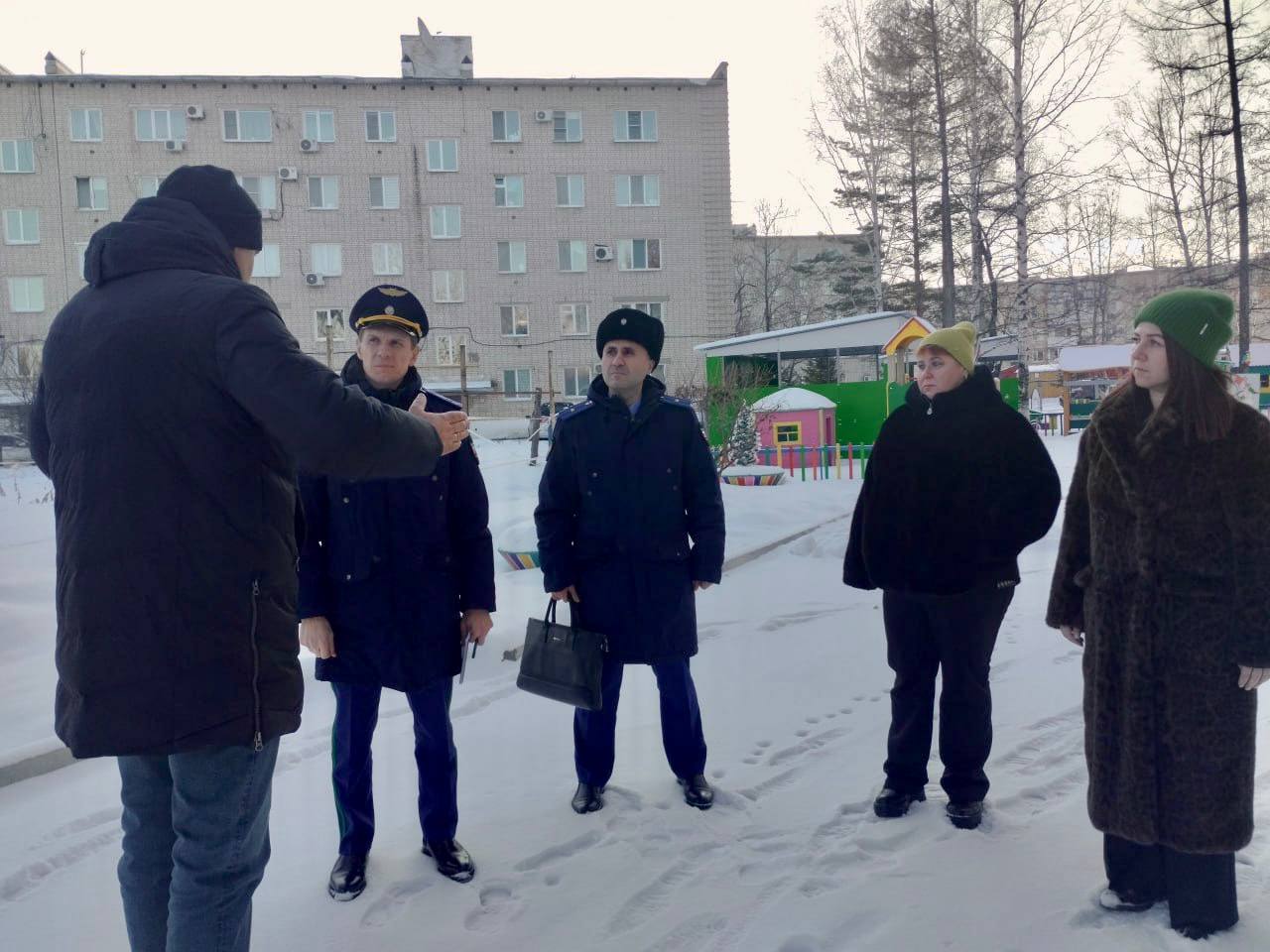 Прокурор Хабаровского края Виталий Степанов в рамках рабочей поездки в Вяземский район проверил строительство социально значимых объектов, реализуемых в рамках национальных проектов Прокурор Хабаровского края Виталий Степанов в рамках рабочей поездки в Вяземский район проверил строительство социально значимых объектов, реализуемых в рамках национальных проектов