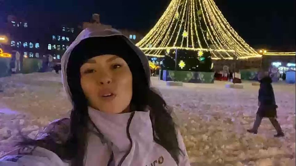 Главная 18-метровая новогодняя ель Хабаровска на площади Ленина засияла огнями