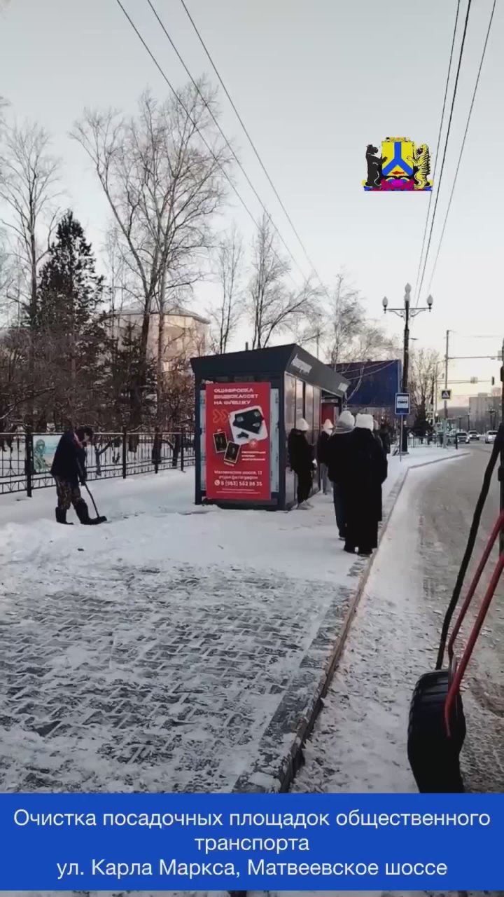 Сводка: уборка снега. За минувшие выходные на дорогах краевого центра работало 74 единицы техники, было использовано более 225 м ПСС, убрано и вывезено 1508 м снега