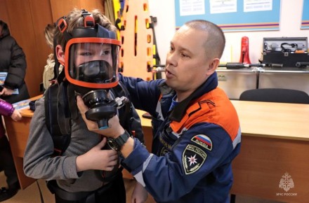 Спасатели МЧС России провели познавательную экскурсию для детей из опекаемых семей