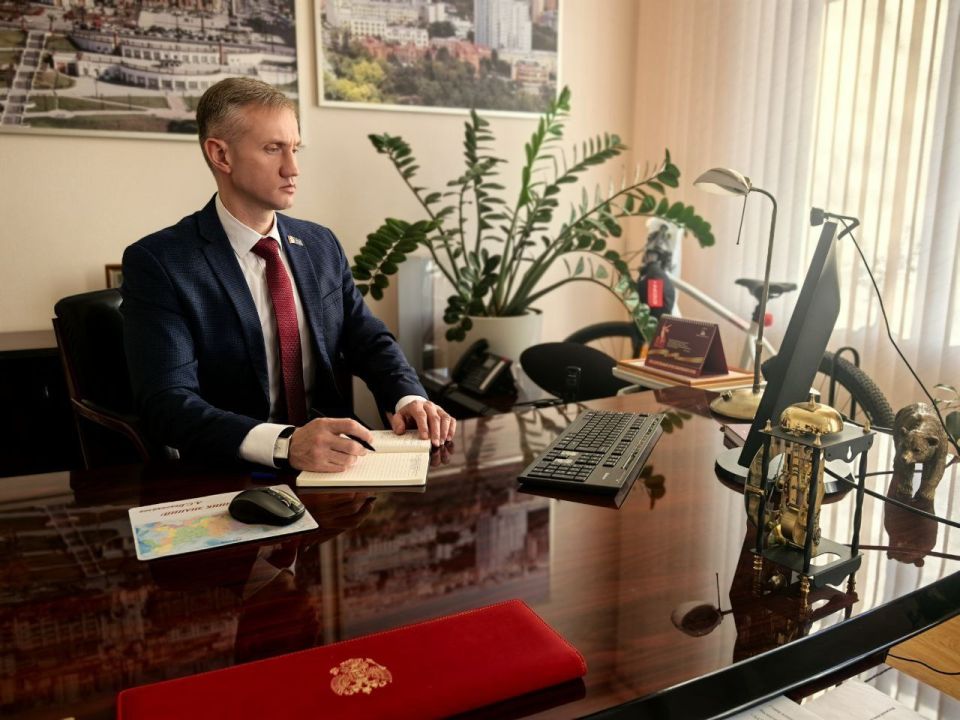 Председатель Хабаровской городской Думы Андрей Белоглазов принимает участие в расширенном заседании Правительства края в режиме ВКС