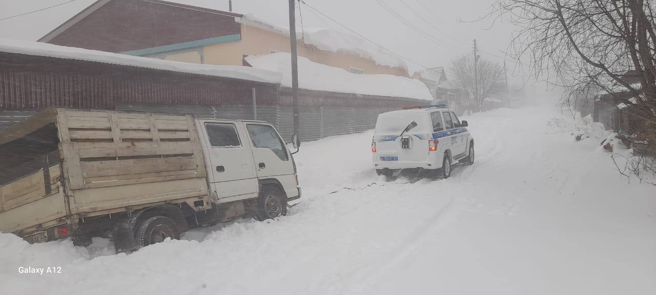 Госавтоинспекторы Николаевского района оказывают помощь водителям, оказавшемся во власти циклона! Госавтоинспекторы Николаевского района оказывают помощь водителям, оказавшемся во власти циклона!