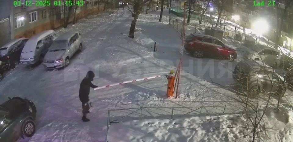 Пьяный хабаровчанин вступил в схватку со шлагбаумом
