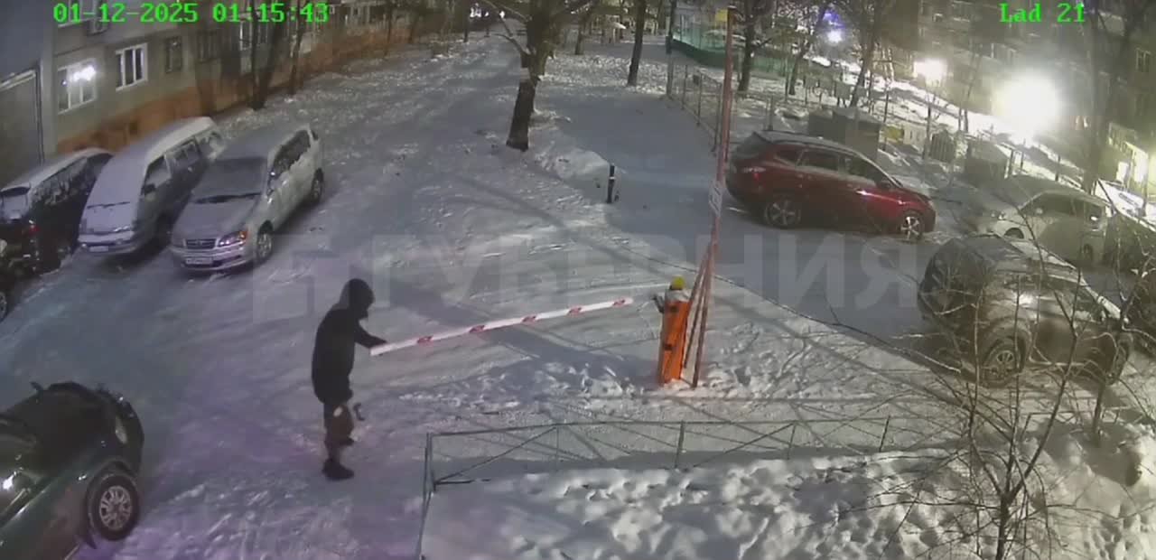 Пьяный хабаровчанин вступил в схватку со шлагбаумом