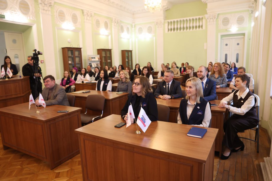 Учитель ИЗО из Амурска вошел в число победителей проекта «Флагманы образования» Учитель ИЗО из Амурска вошел в число победителей проекта «Флагманы образования»