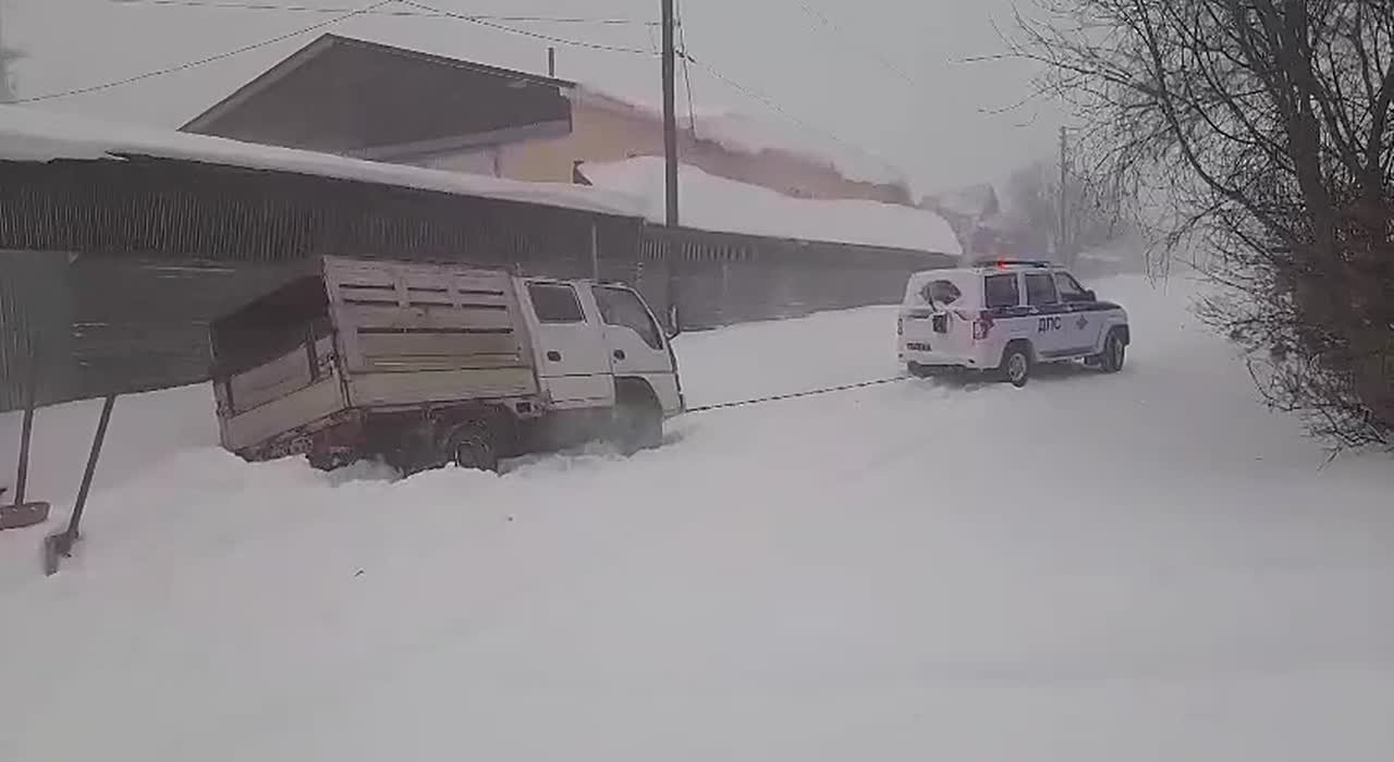 Госавтоинспекторы Николаевского района оказывают помощь водителям, оказавшемся во власти циклона!