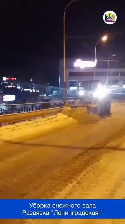 Сводка: уборка снега. За минувшие суки на дорогах краевого центра работало 73 единицы техники, было использовано 50,6 м ПСС, убрано и вывезено 609 м снега