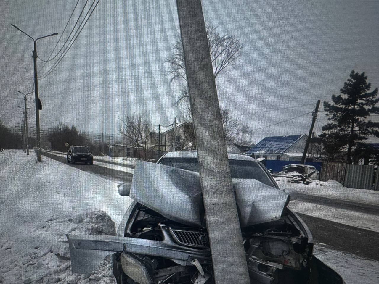 Двое автолюбителей из Комсомольска врезались в электроопоры Двое автолюбителей из Комсомольска врезались в электроопоры