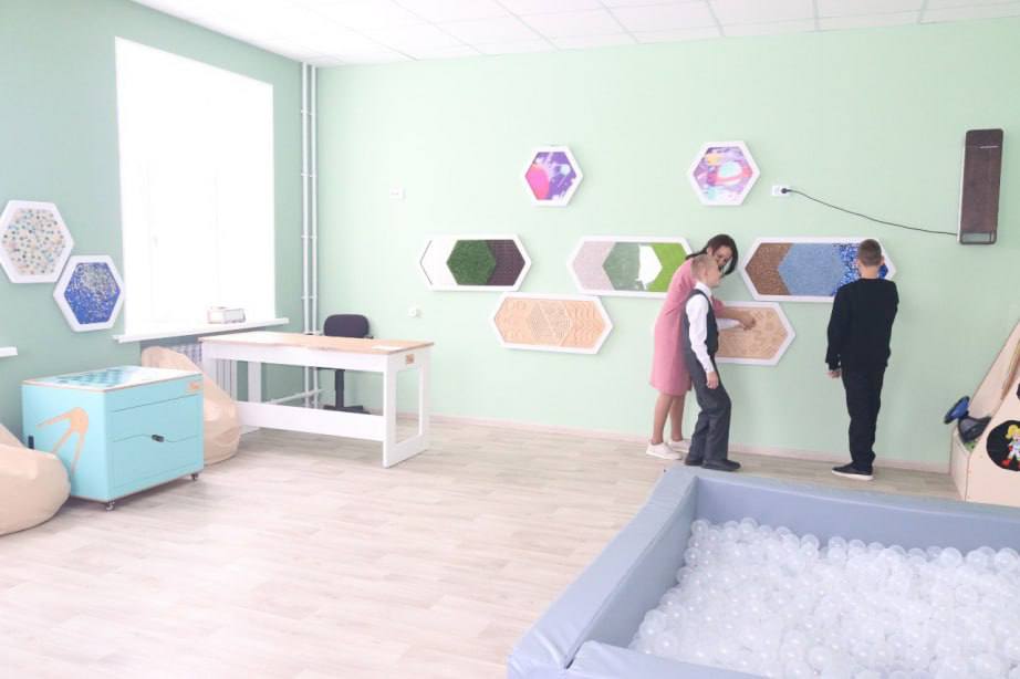 Воспитанники краевой школы-интерната № 9 обучаются теперь в современных условиях Воспитанники краевой школы-интерната № 9 обучаются теперь в современных условиях