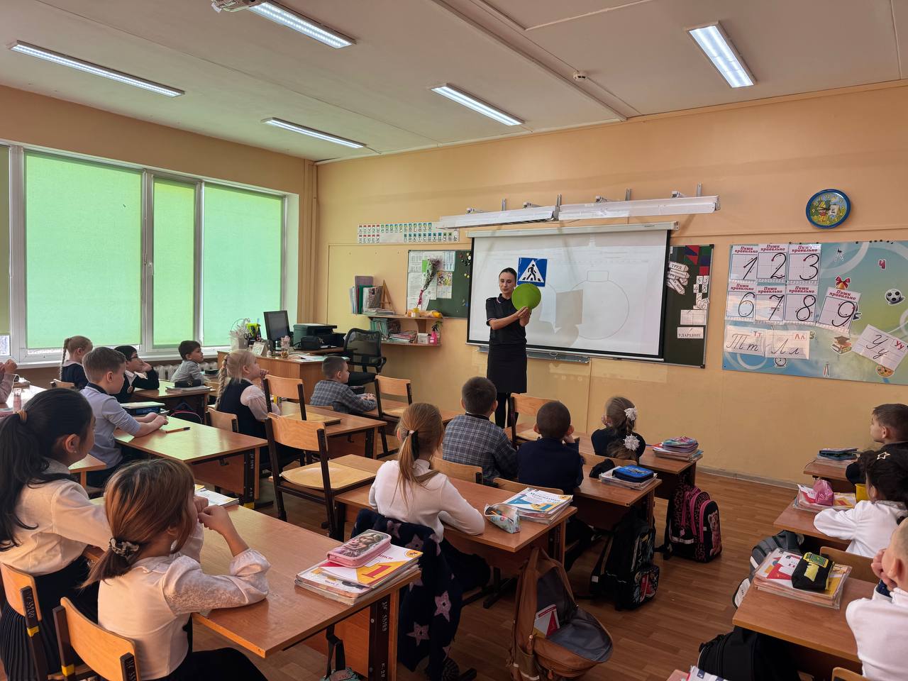 Сотрудник Госавтоинспекции города Хабаровска провела профилактические беседы по ПДД «Будь ярче!» в МАОУ НОШ « Первые шаги» Сотрудник Госавтоинспекции города Хабаровска провела профилактические беседы по ПДД «Будь ярче!» в МАОУ НОШ « Первые шаги»