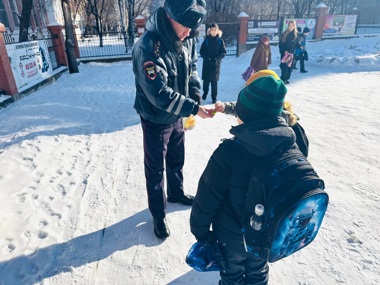 Сотрудники Госавтоинспекции города Хабаровска провели профилактическую акцию «Стань ярче на дорогах» Сотрудники Госавтоинспекции города Хабаровска провели профилактическую акцию «Стань ярче на дорогах»