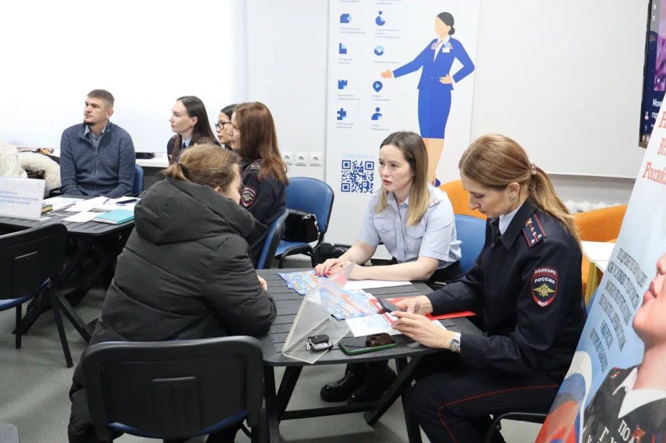В Хабаровске сотрудники городской полиции приняли участие в ярмарке вакансий
