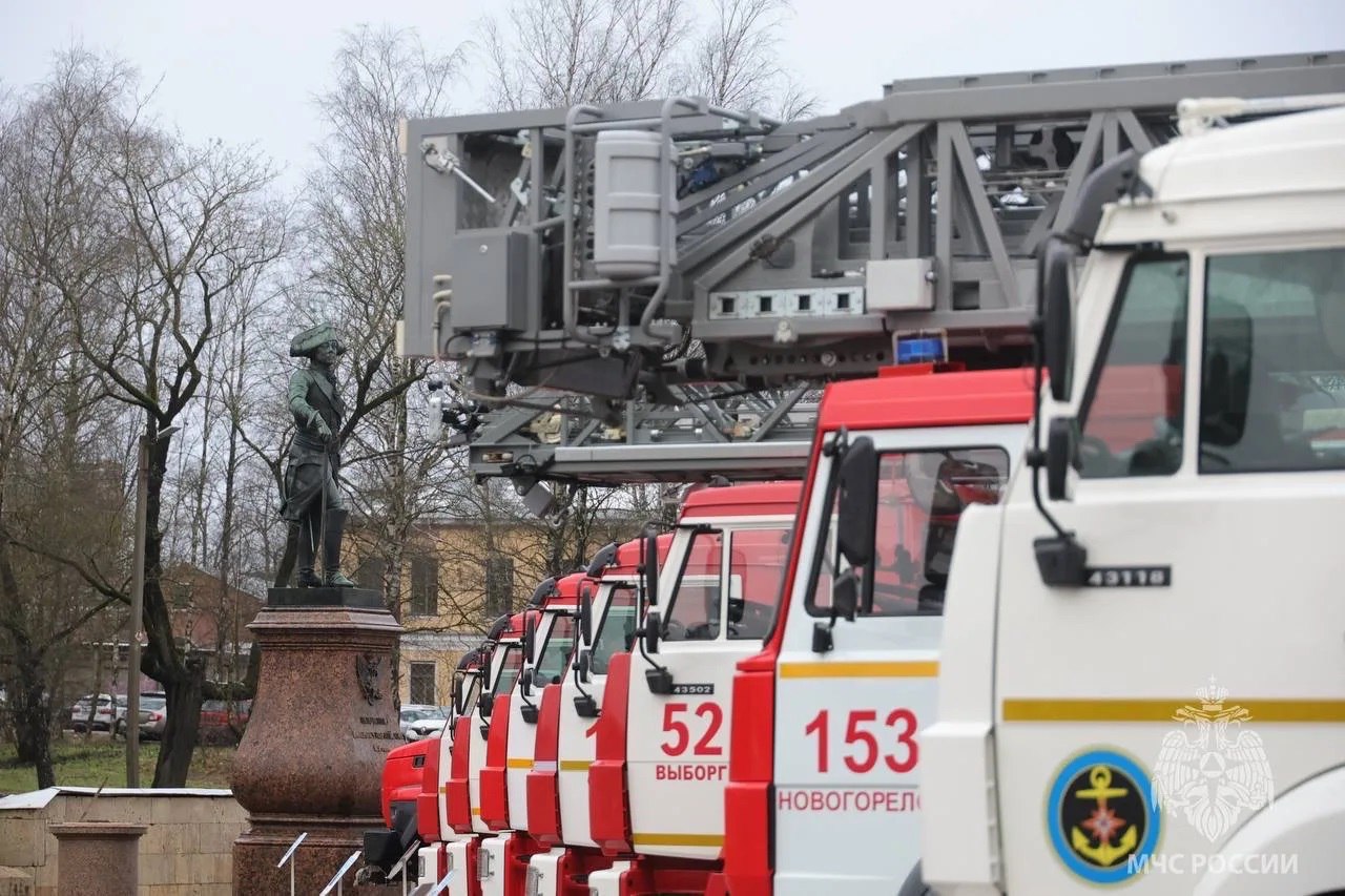 Глава МЧС России Александр Куренков завершил рабочую поездку в Ленинградской области Глава МЧС России Александр Куренков завершил рабочую поездку в Ленинградской области