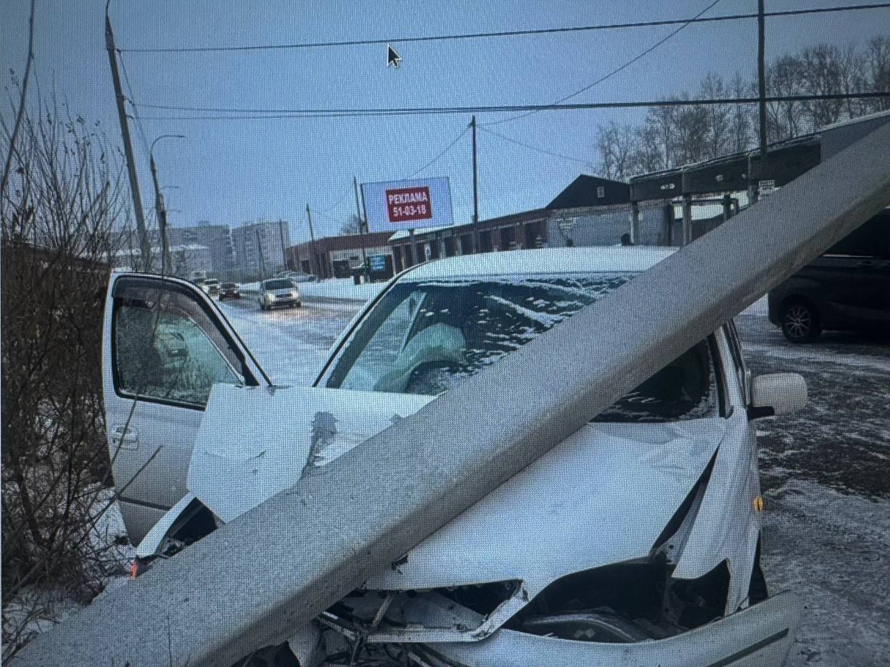 Двое автолюбителей из Комсомольска врезались в электроопоры Двое автолюбителей из Комсомольска врезались в электроопоры