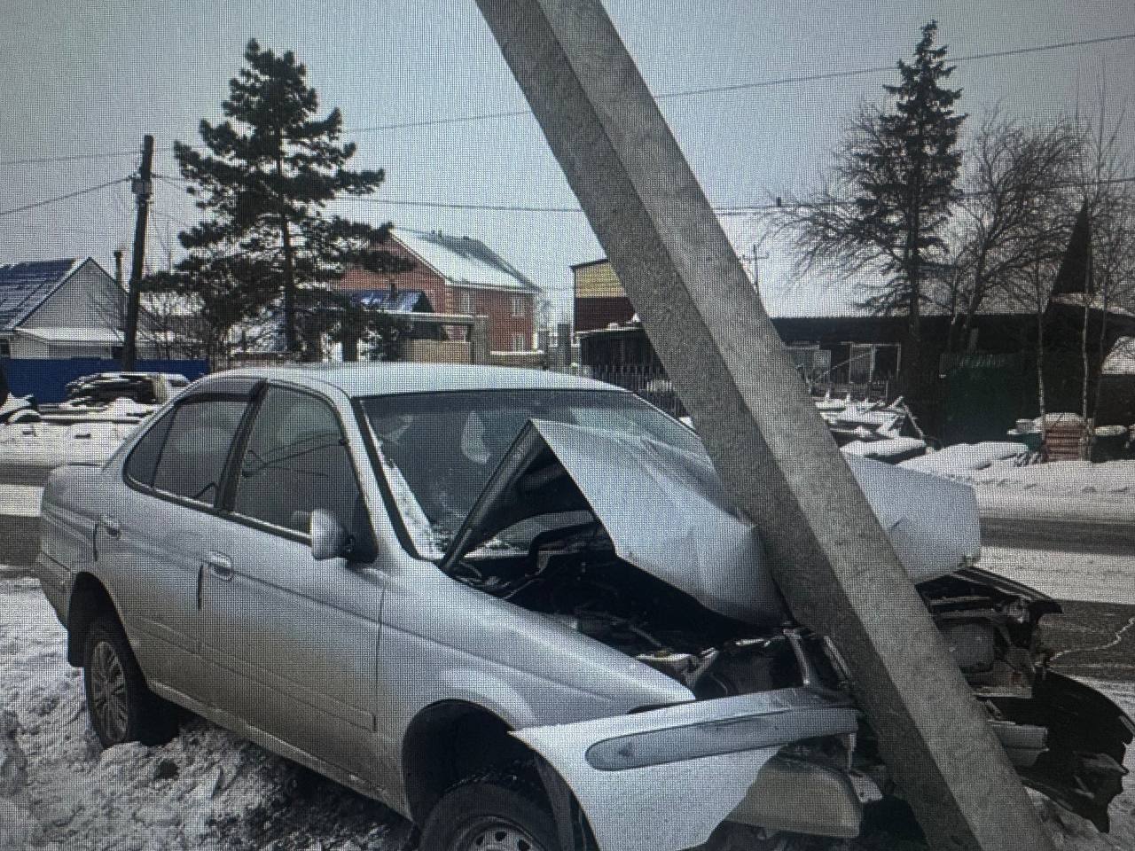 Двое автолюбителей из Комсомольска врезались в электроопоры