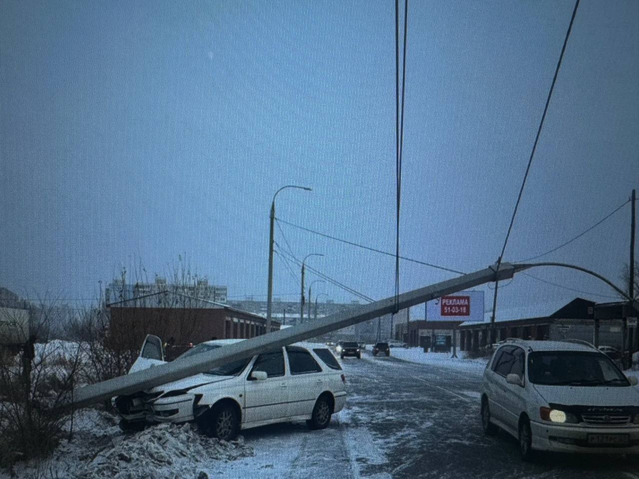 Двое автолюбителей из Комсомольска врезались в электроопоры Двое автолюбителей из Комсомольска врезались в электроопоры