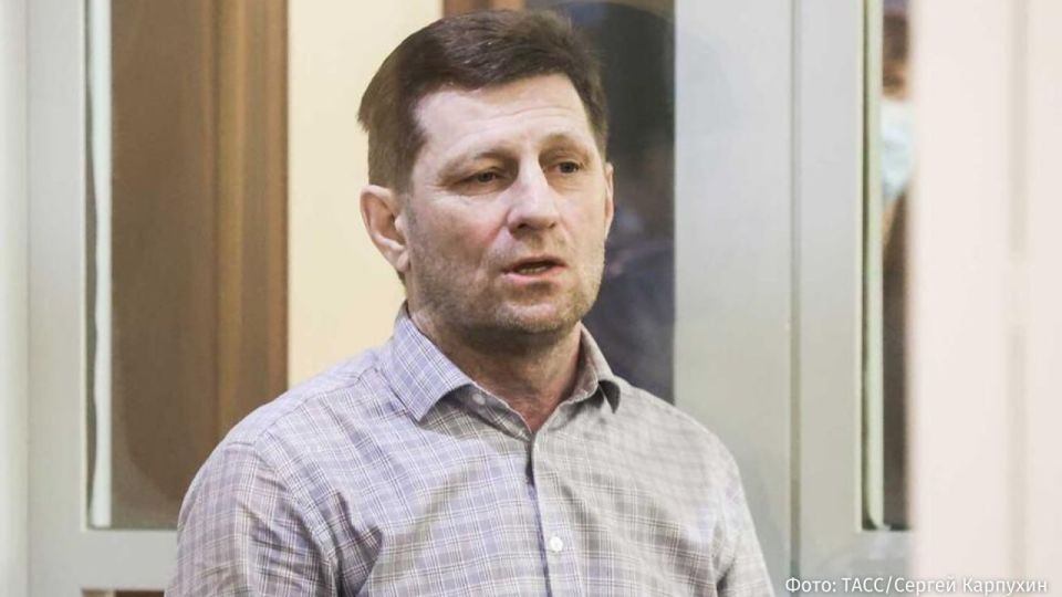 Бабушкинский районный суд Москвы приговорил экс-губернатора Хабаровского края Сергея Фургала к 25 годам колонии, сообщает корреспондент "Известий" из зала суда