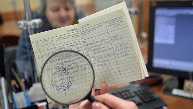 Работодатель не передал сведения в ПФР: Как взыскать убытки за неполученную пенсию через суд в 2025 году