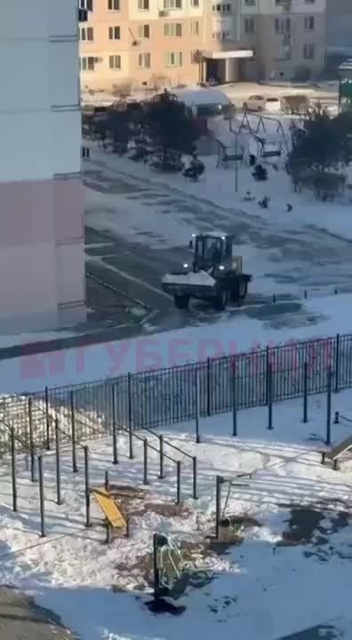 Снегоуборщик засыпал калитку снегом в Хабаровске