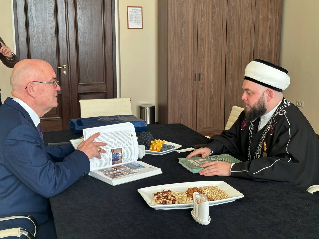 Заместитель руководителя Казначейства России Александр Михайлик в ходе рабочего визита в г. Хабаровск принял участие в Гражданском форуме Хабаровского края «Главное – люди» Заместитель руководителя Казначейства России Александр Михайлик в ходе рабочего визита в г. Хабаровск принял участие в Гражданском форуме Хабаровского края «Главное – люди»