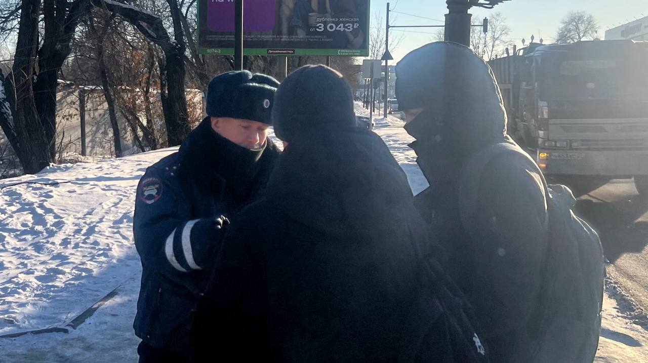 Сотрудники Госавтоинспекции города Хабаровска провели профилактическую акцию с пешеходами Сотрудники Госавтоинспекции города Хабаровска провели профилактическую акцию с пешеходами