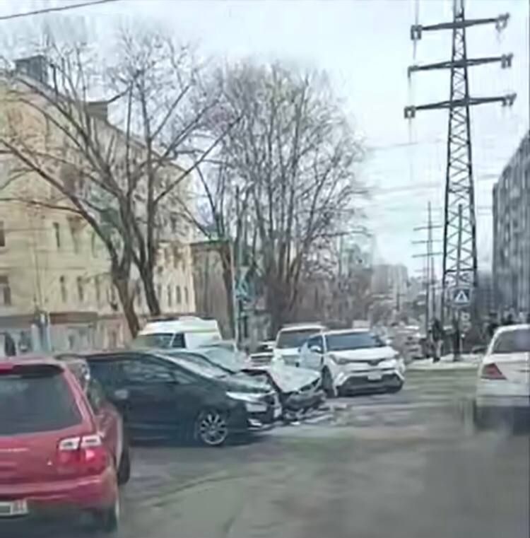 По предварительным данным 05.12.2025 в 12 часов 10 минут на перекрестке ул. Некрасова -ул. Серышева г. Хабаровска произошло столкновение автомобилей Ниссан Лаурель и Тойота Сурф