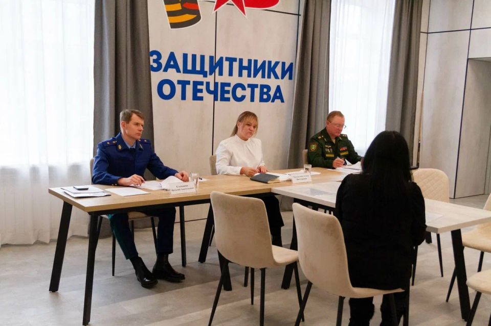 Сегодня прокурор Хабаровского края Виталий Степанов совместно с военным прокурором Восточного военного округа Александром Рогачиковым и руководителем филиала фонда «Защитники Отечества» Аленой Чаплыгиной провели прием...