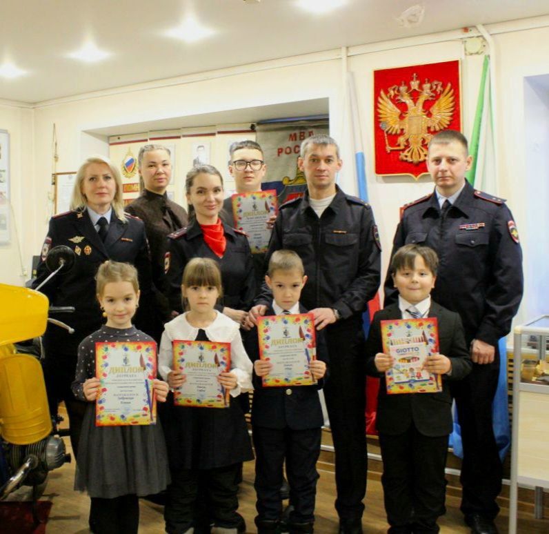 Сотрудники полиции поздравили юных комсомольчан – победителей конкурса детского творчества