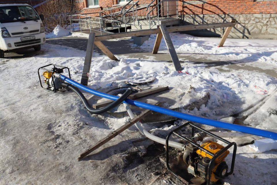 На улице Крещенской в Хабаровске начались работы по восстановлению проблемной системы водоотведения, которая неоднократно выходила из строя летом и создавала неудобства для жителей