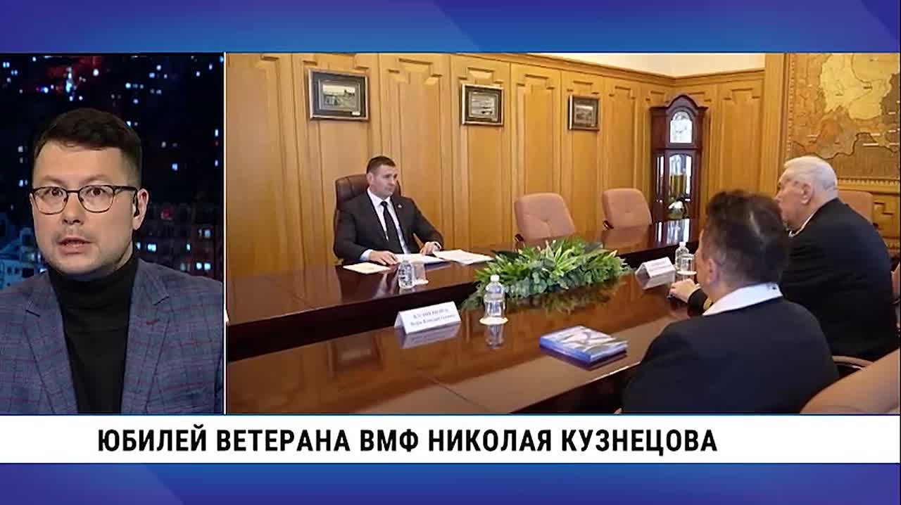 Губернатор Хабаровского края Дмитрий Демешин поздравил с юбилеем ветерана Военно-Морского Флота Николая Кузнецова и вручил ему памятный знак «80 лет Победы СССР над фашистской Германией и милитаристской Японией»