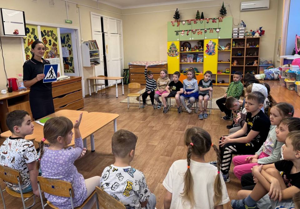 Сотрудник Госавтоинспекции города Хабаровска провела профилактические беседы по ПДД в МАДОУ 126