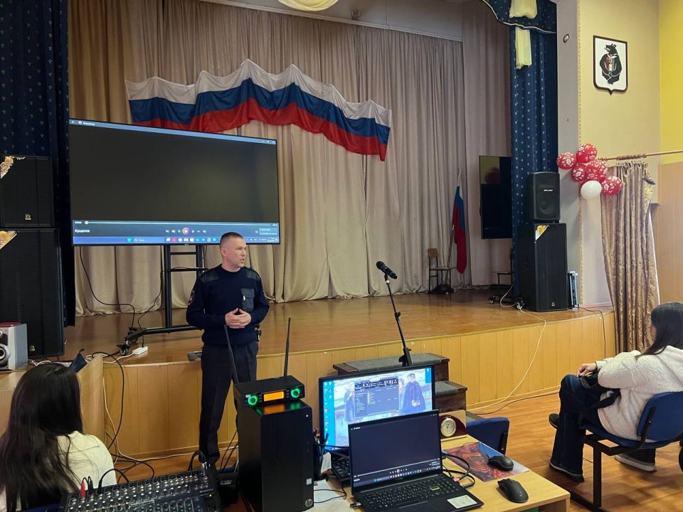 Сотрудник Госавтоинспекции города Хабаровска провел профилактическую беседу по ПДД в КГАПОУ «Хабаровский технологический колледж»