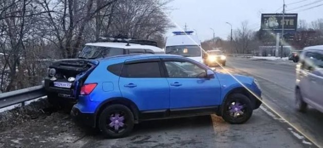 По предварительным данным сегодня в 17 часов 00 минут водитель, управляя транспортным средством «Honda S-MX» по ул. Павла Морозова в районе д. 30 «Б» со стороны ул. Краснореченская, не справился с управлением выехал на...