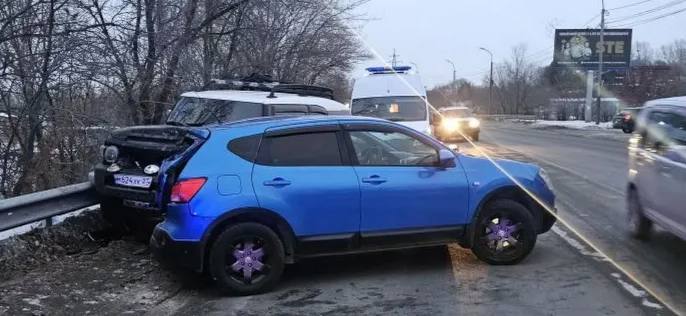 По предварительным данным сегодня в 17 часов 00 минут водитель, управляя транспортным средством «Honda S-MX» по ул. Павла Морозова в районе д. 30 «Б» со стороны ул. Краснореченская, не справился с управлением выехал на...