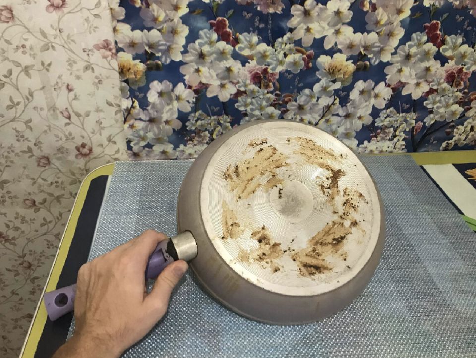 Как эффективно очистить сковороду от застарелого нагара с помощью простых домашних средств
