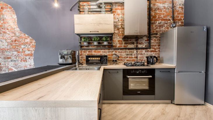 Системы хранения на мини-кухне: ошибки, крадущие пространство, и умные решения