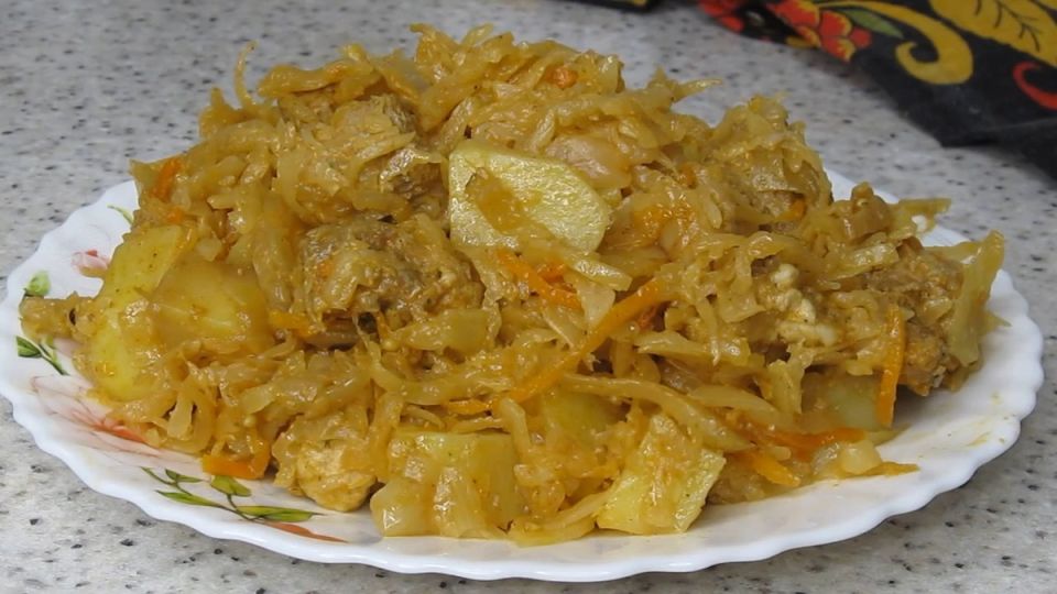 Теплый уют домашней кухни: запеченная свинина с капустой и картофелем